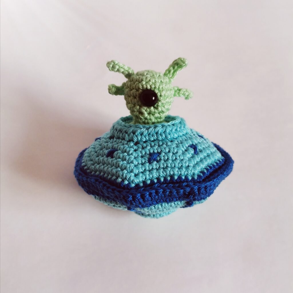 Free Amigurumi Pattern: UFO Flying Saucer
